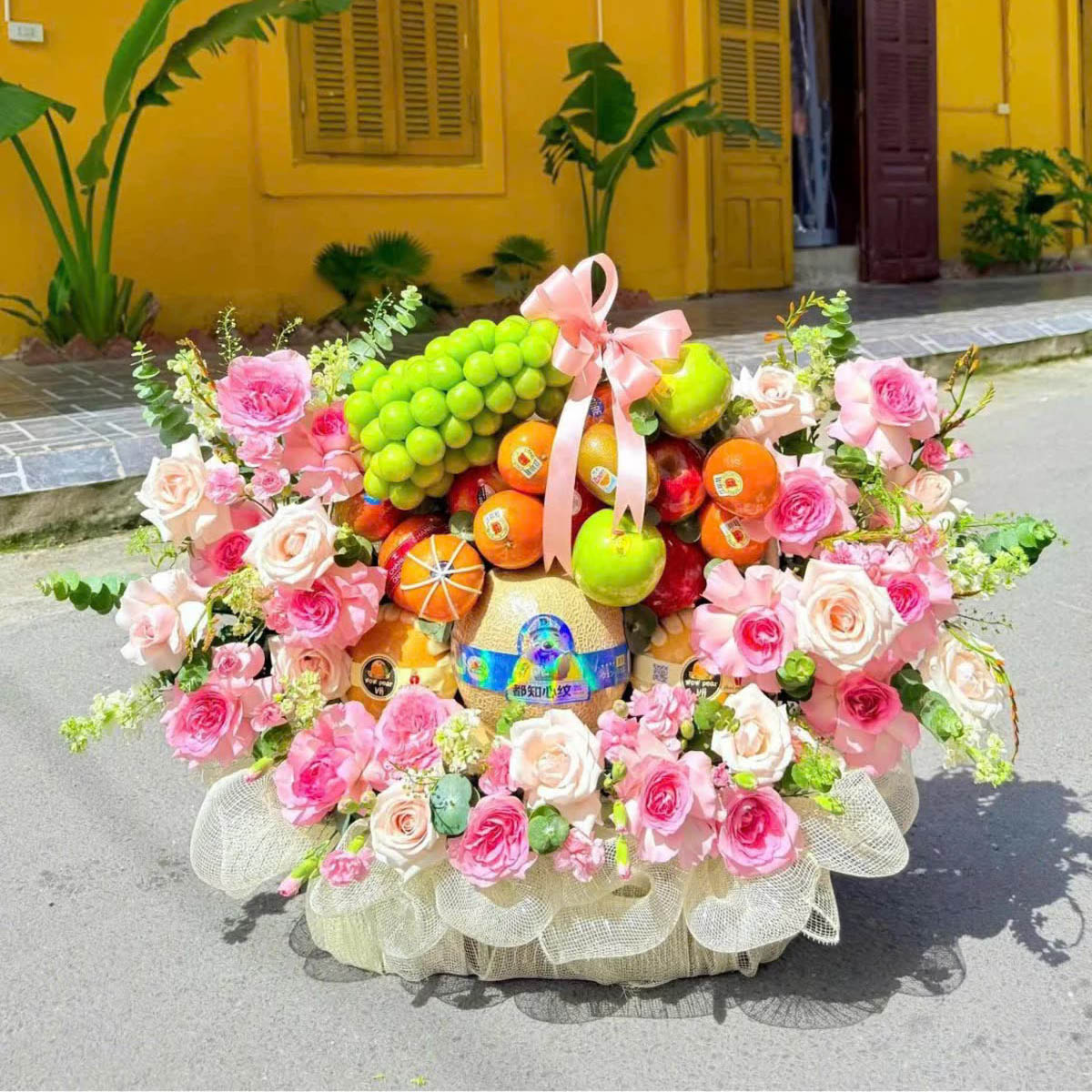 Giỏ trái cây kèm hoa tươi cao cấp KF446