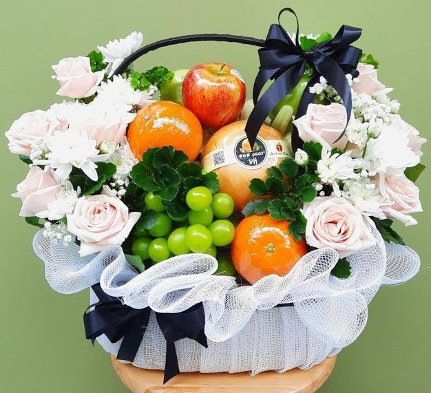 Giỏ Trái Cây Kết Hợp Hoa Tươi Viếng Tang KF26