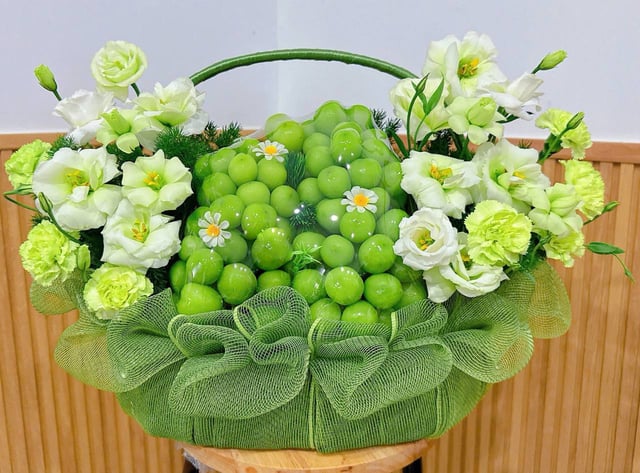 Giỏ Trái Cây Kết Hợp Hoa Tươi KF48