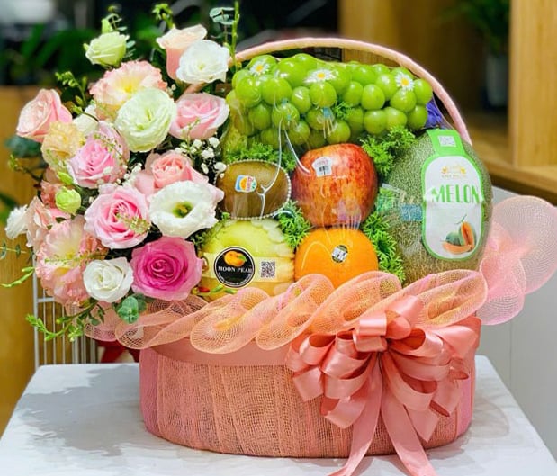 Giỏ Trái Cây Kết Hợp Hoa Tươi KF52