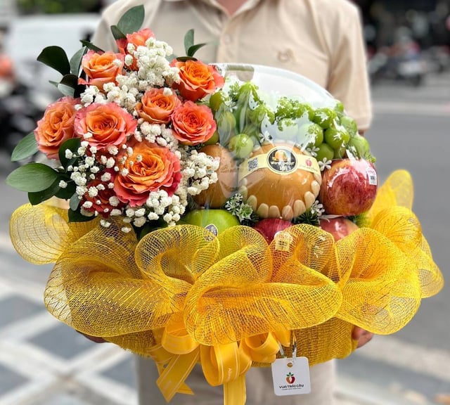 Giỏ Trái Cây Kết Hợp Hoa Tươi KF67