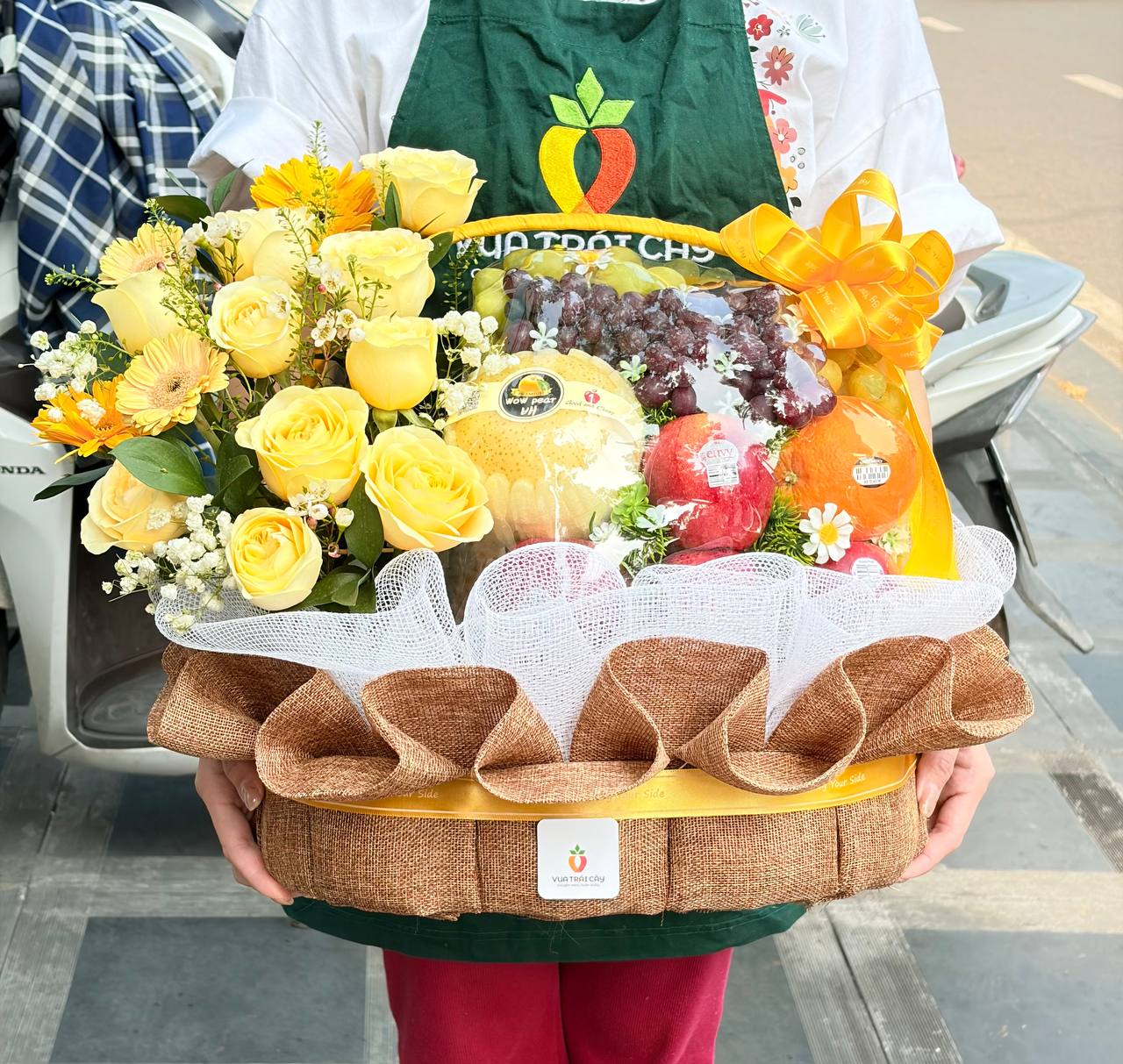 Giỏ Trái Cây Kết Hợp Hoa Tươi Cao Cấp KF74