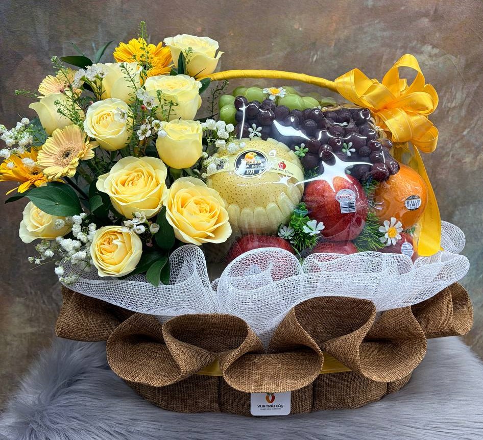 Giỏ Trái Cây Kết Hợp Hoa Tươi Cao Cấp KF74