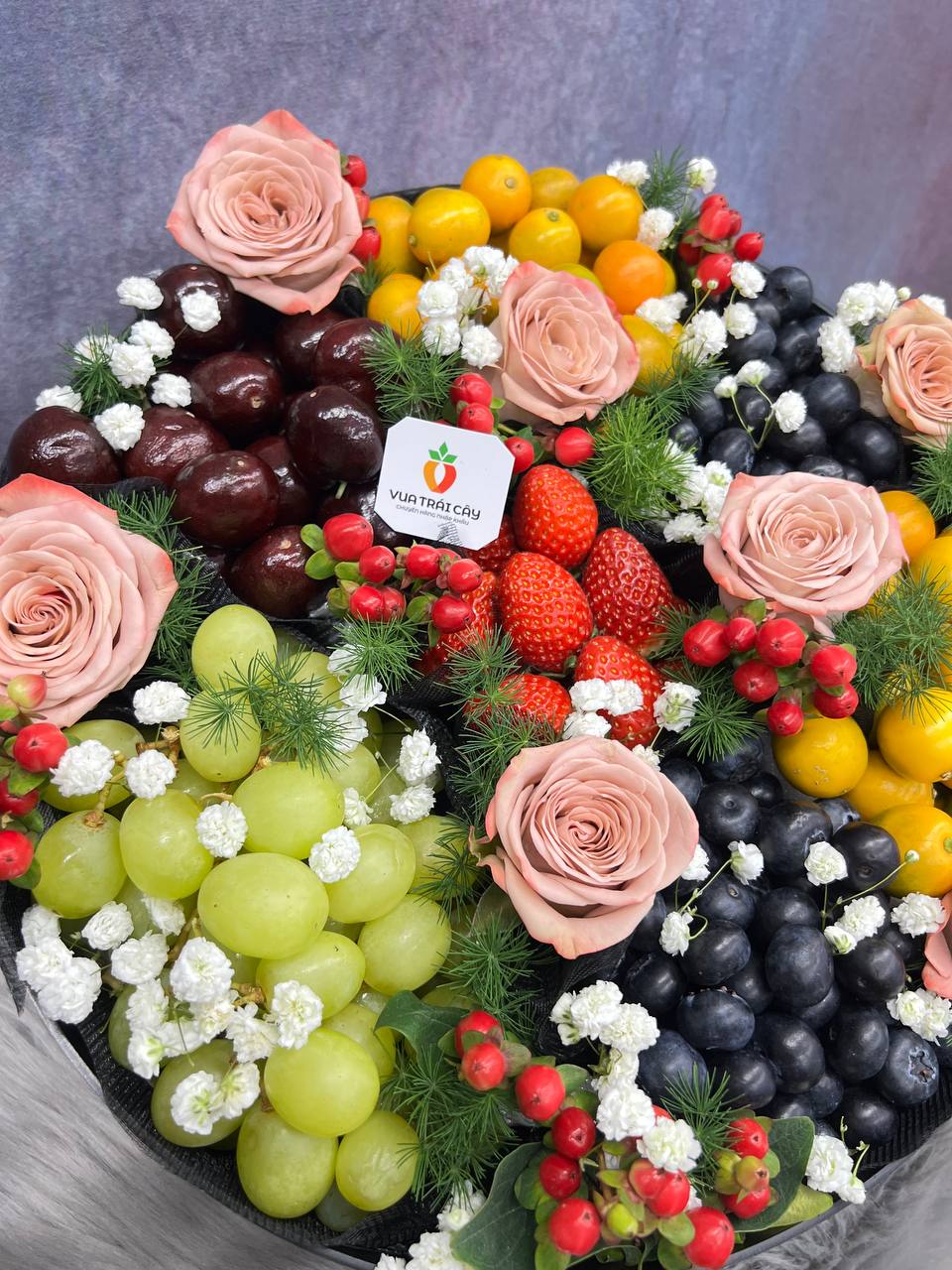 Hộp Trái Cây Kết Hợp Hoa Tươi Cao Cấp VTC001