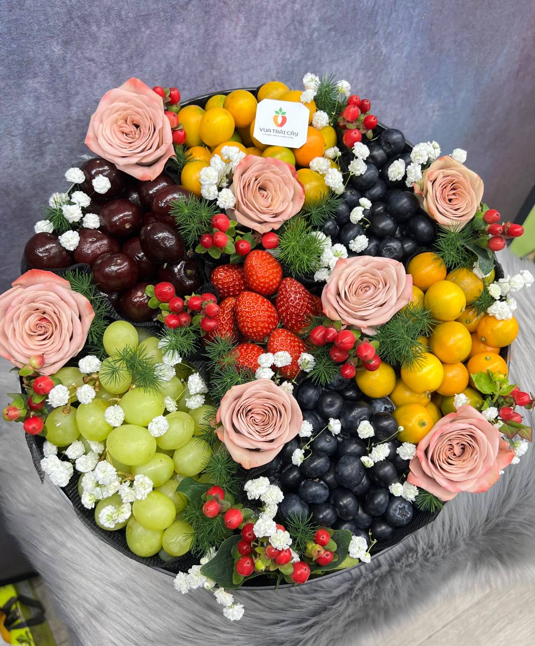 Hộp Trái Cây Kết Hợp Hoa Tươi Cao Cấp VTC001