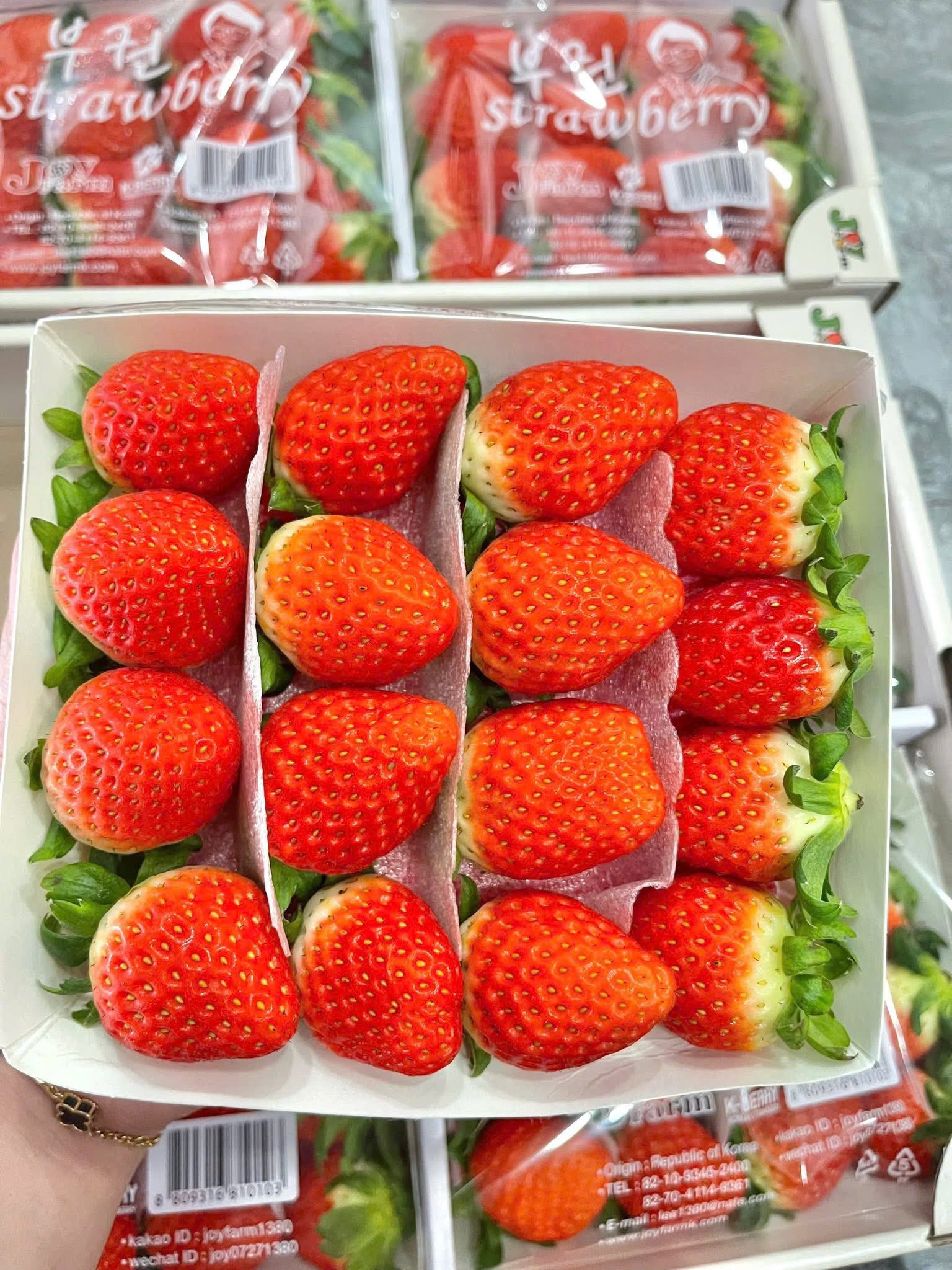 Dâu Hàn Quốc Joyfarm Thùng 4 Hộp x 330gr