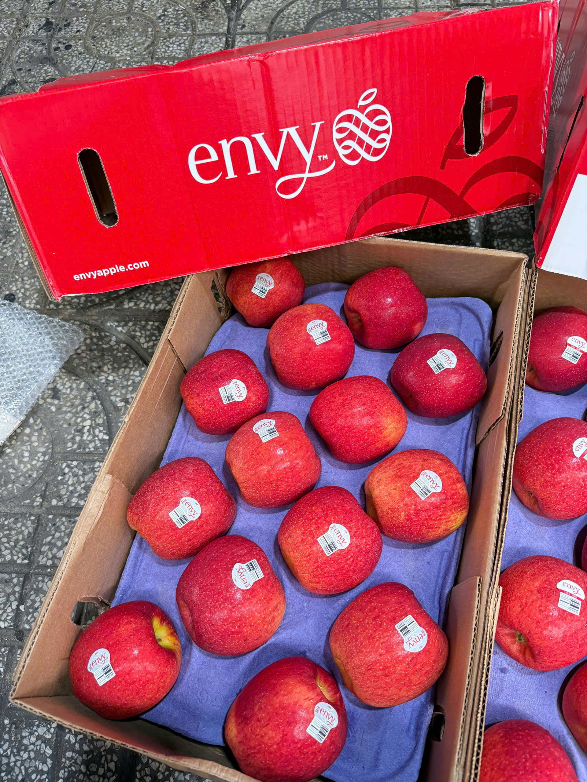 Táo Envy Mỹ Size 28 Nguyên thùng 18kg (1 thùng 9 ký có 28 quả)