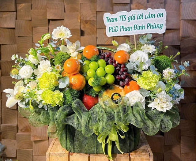 Giỏ Trái Cây Kết Hợp Hoa Tươi KF278
