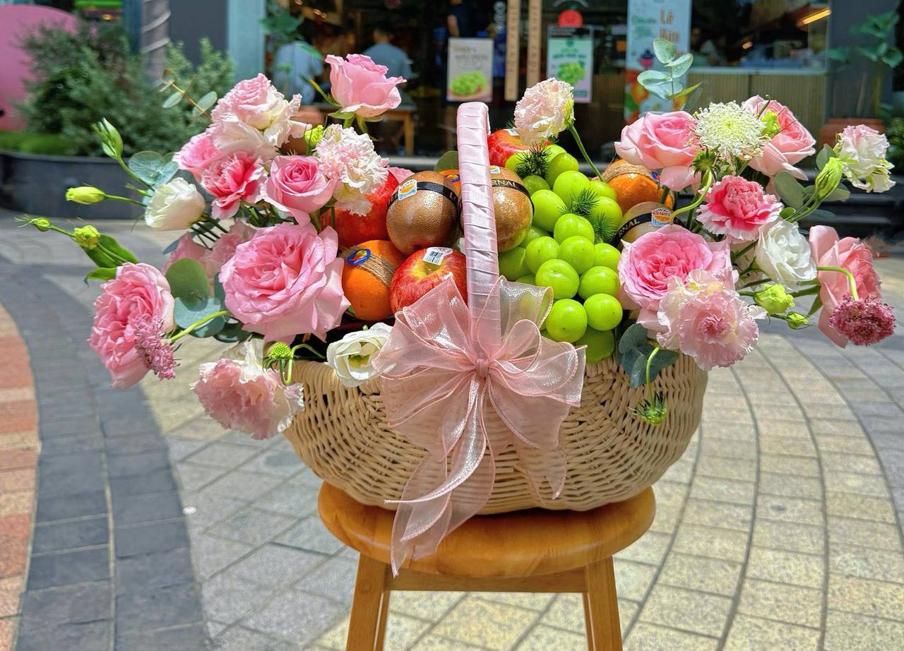 Giỏ Trái Cây Kết Hợp Hoa Tươi Cao Cấp KF283