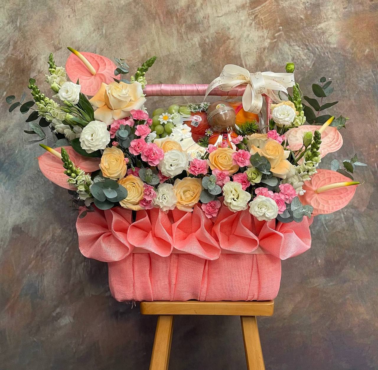 Giỏ Trái Cây Kết Hợp Hoa Tươi Cao Cấp KF286