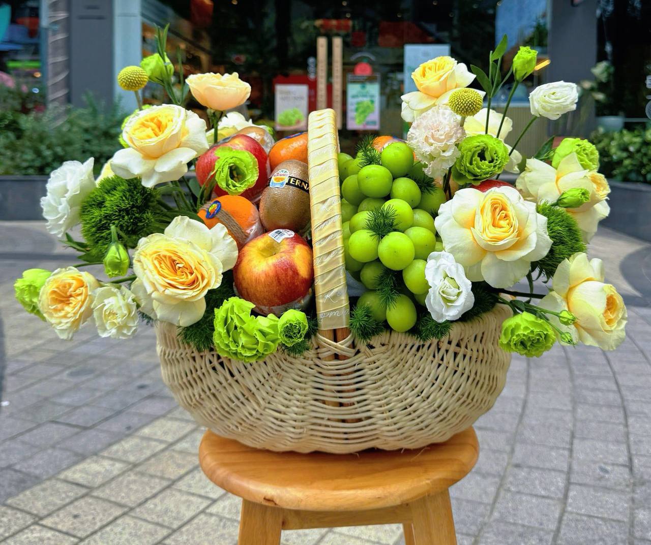 Giỏ Trái Cây Kết Hợp Hoa Tươi Cao Cấp KF284