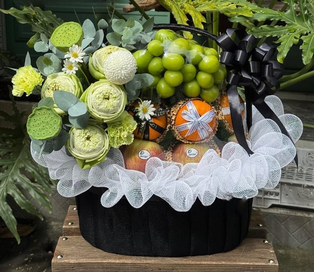 Giỏ Trái Cây Kết Hợp Hoa Tươi Chia Buồn KF339