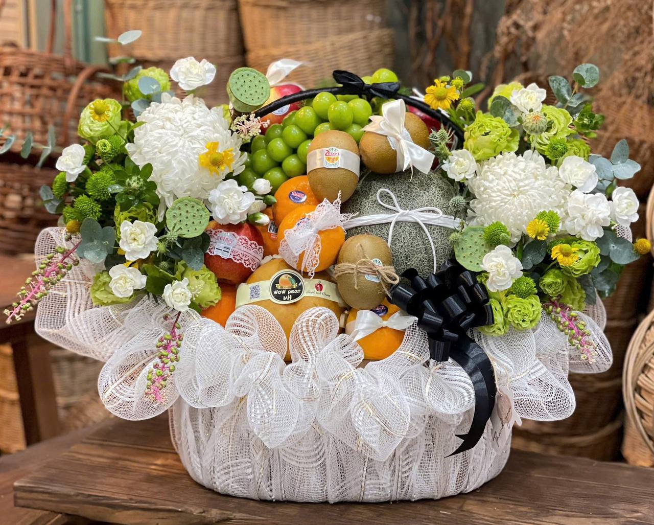 Giỏ Trái Cây Kết Hợp Hoa Tươi Chia Buồn KF343