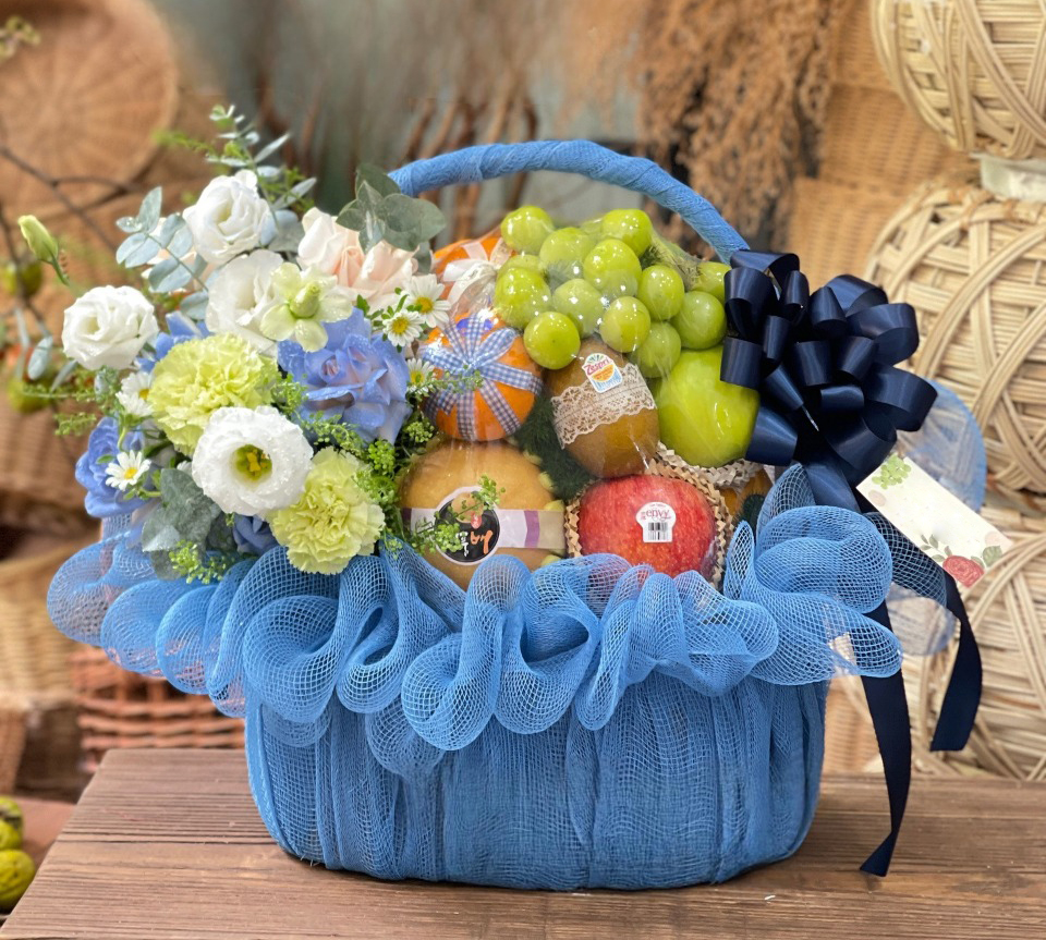 Giỏ Trái Cây Kết Hợp Hoa Tươi KF331