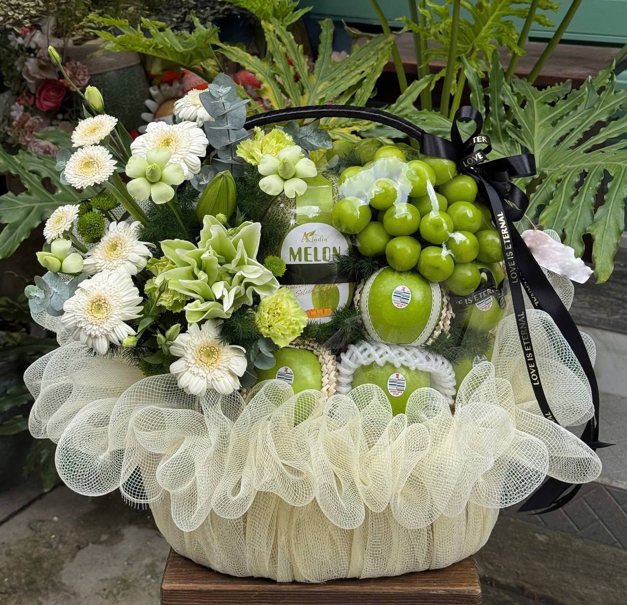 Giỏ Trái Cây Kết Hợp Hoa Tươi Chia Buồn KF340