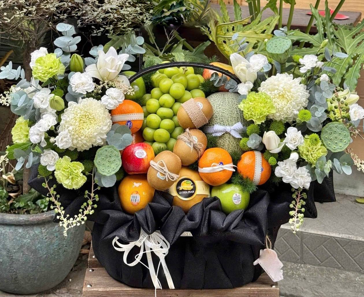 Giỏ Trái Cây Kết Hợp Hoa Tươi Chia Buồn KF337
