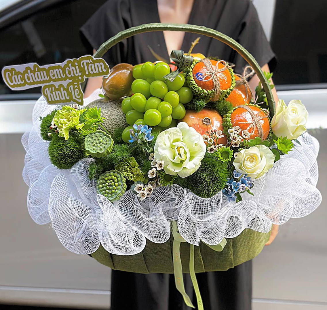 Giỏ Trái Cây Kết Hợp Hoa Tươi Cao Cấp KF378