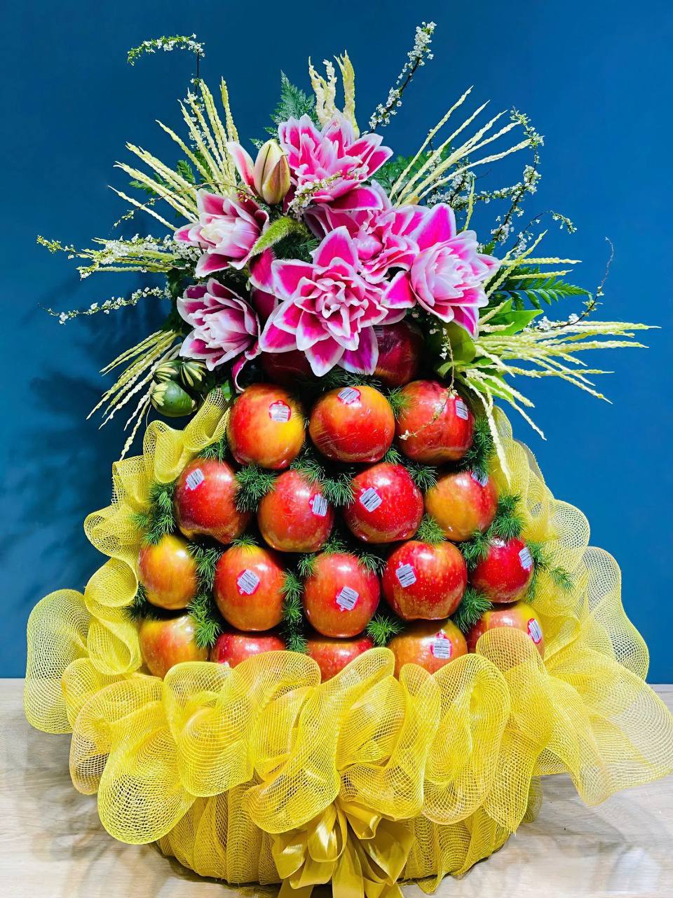 Giỏ Trái Cây Kết Hợp Hoa Tươi Cao Cấp KF380