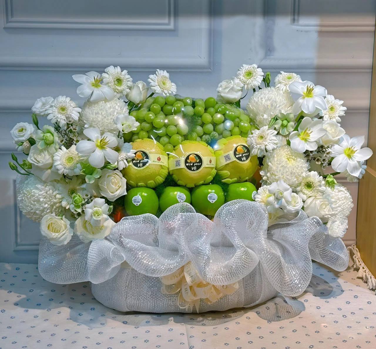 Giỏ Trái Cây Kết Hợp Hoa Tươi Chia Buồn KF381