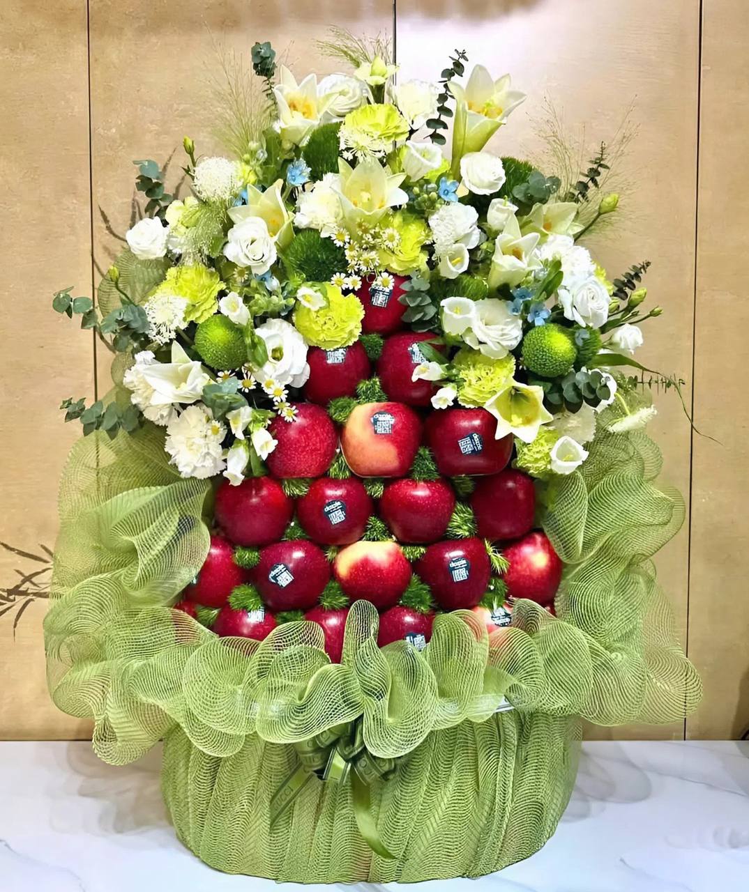 Giỏ Trái Cây Kết Hợp Hoa Tươi Cao Cấp KF379
