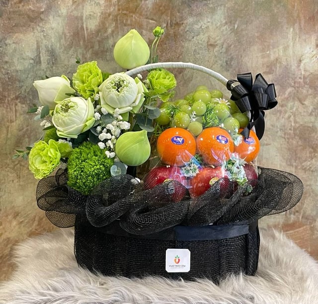 Giỏ Trái Cây Kết Hợp Hoa Tươi Đám Tang KF141