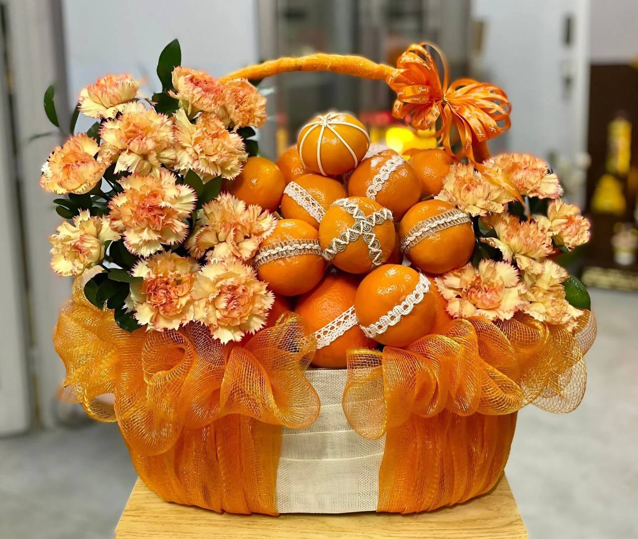 Giỏ Trái Cây Kết Hợp Hoa Tươi Dâng Lễ KF389