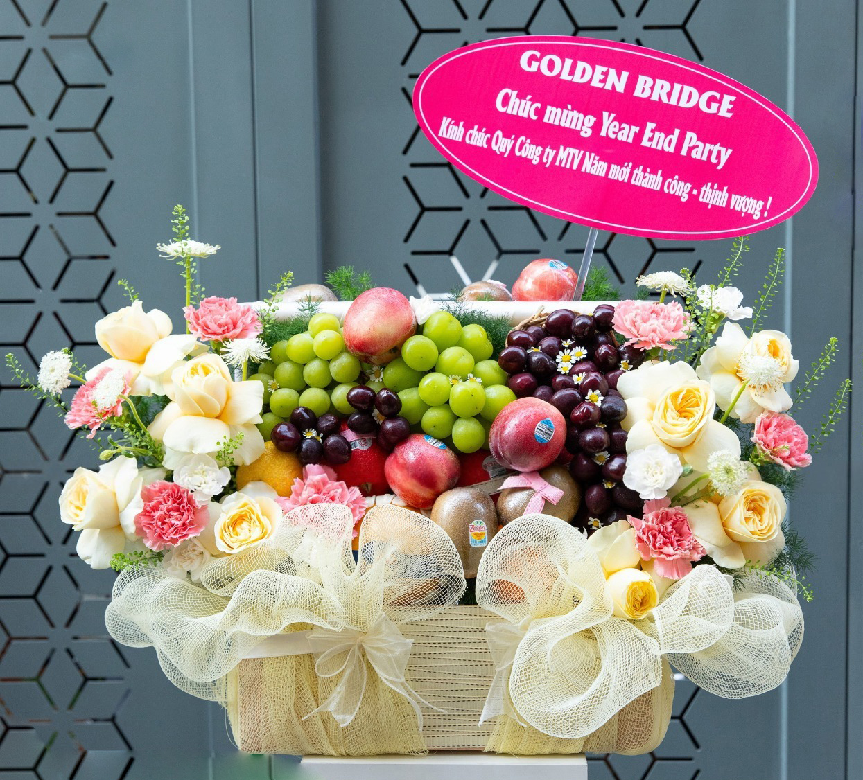 Giỏ Trái Cây Kết Hợp Hoa Tươi Cao Cấp KF391