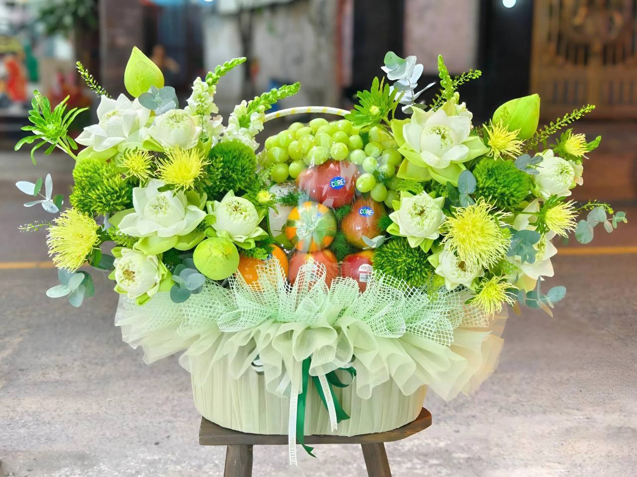 Giỏ Trái Cây Kết Hợp Hoa Tươi Cao Cấp KF394