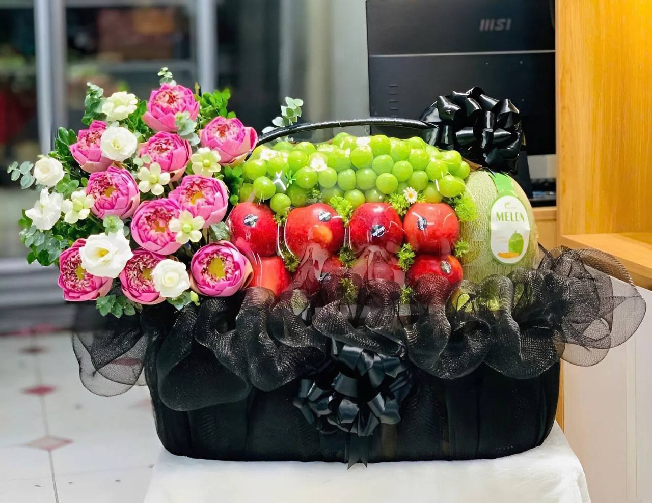 Giỏ Trái Cây Kết Hợp Hoa Tươi Kính Viếng KF233