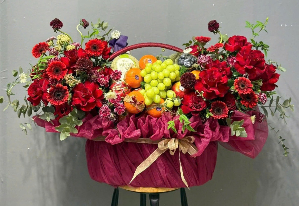 Giỏ Trái Cây Kết Hợp Hoa Tươi Cao Cấp KF402
