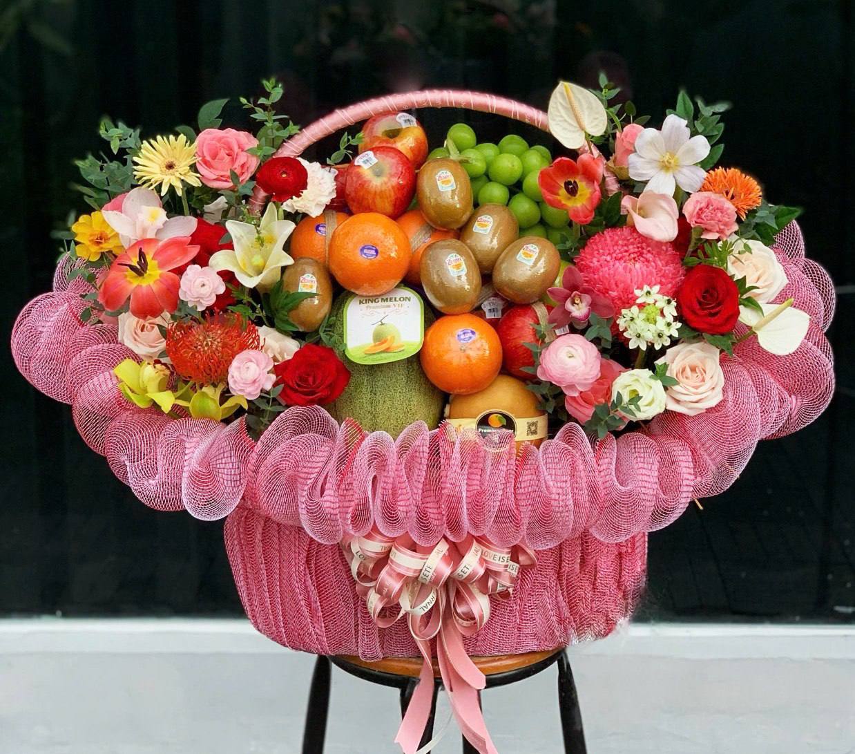 Giỏ Trái Cây Kết Hợp Hoa Tươi Cao Cấp KF404