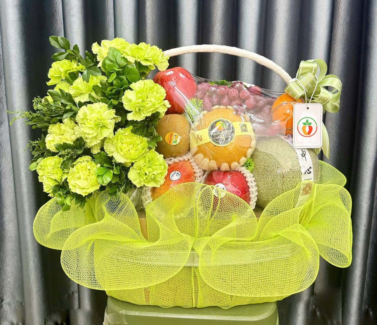 Giỏ Trái Cây Kết Hợp Hoa Tươi KF417