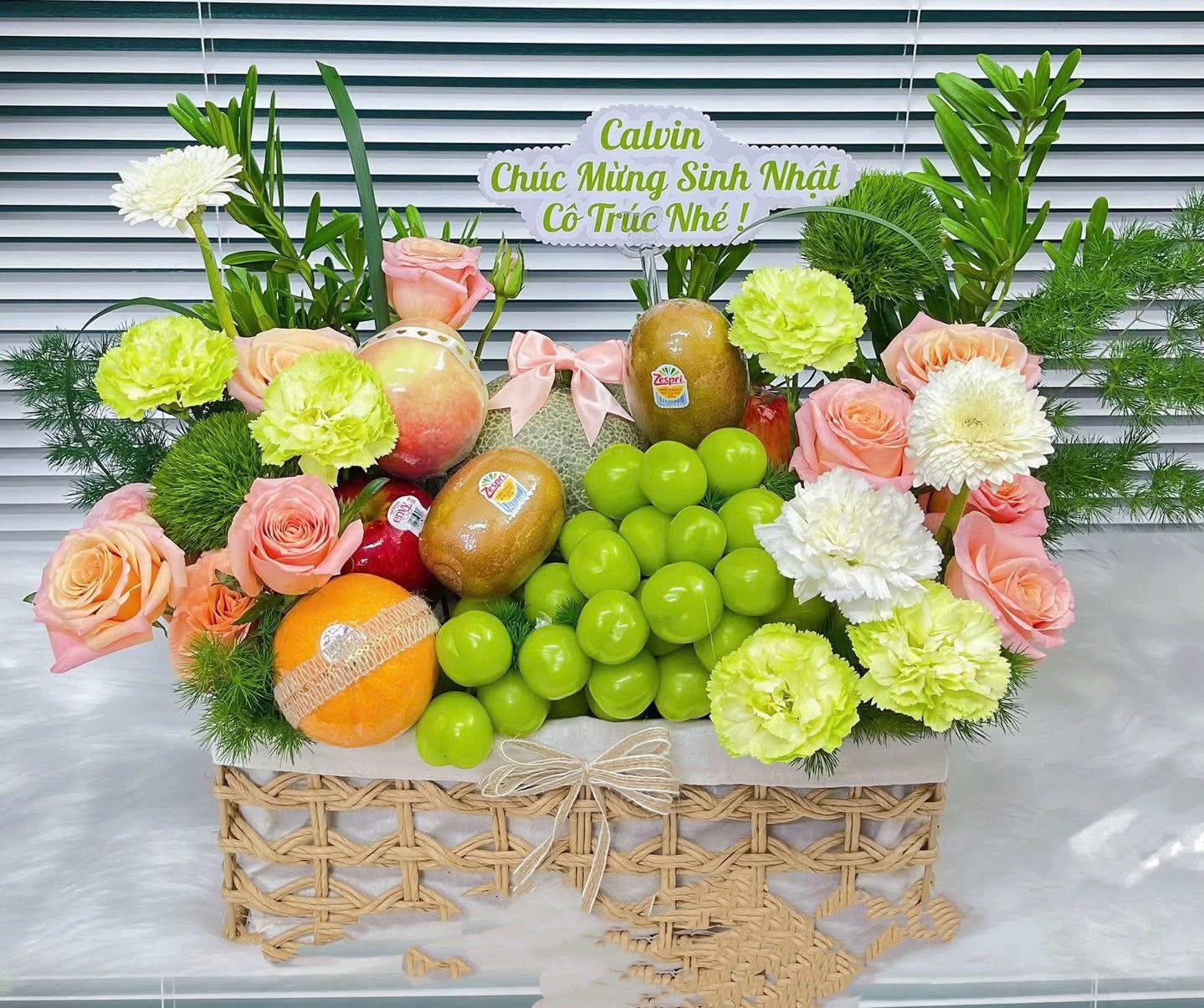 Giỏ Trái Cây Kết Hợp Hoa Tươi Cao Cấp KF426