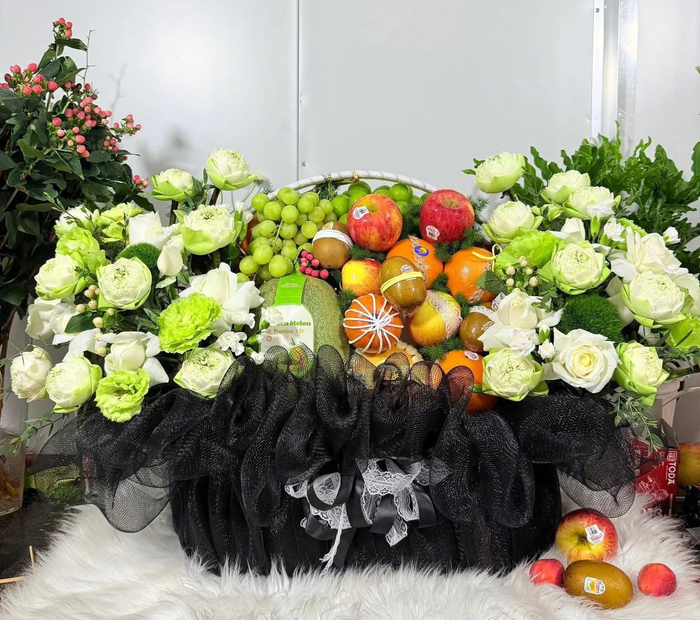 Giỏ Trái Cây Kết Hợp Hoa Tươi Chia Buồn KF423