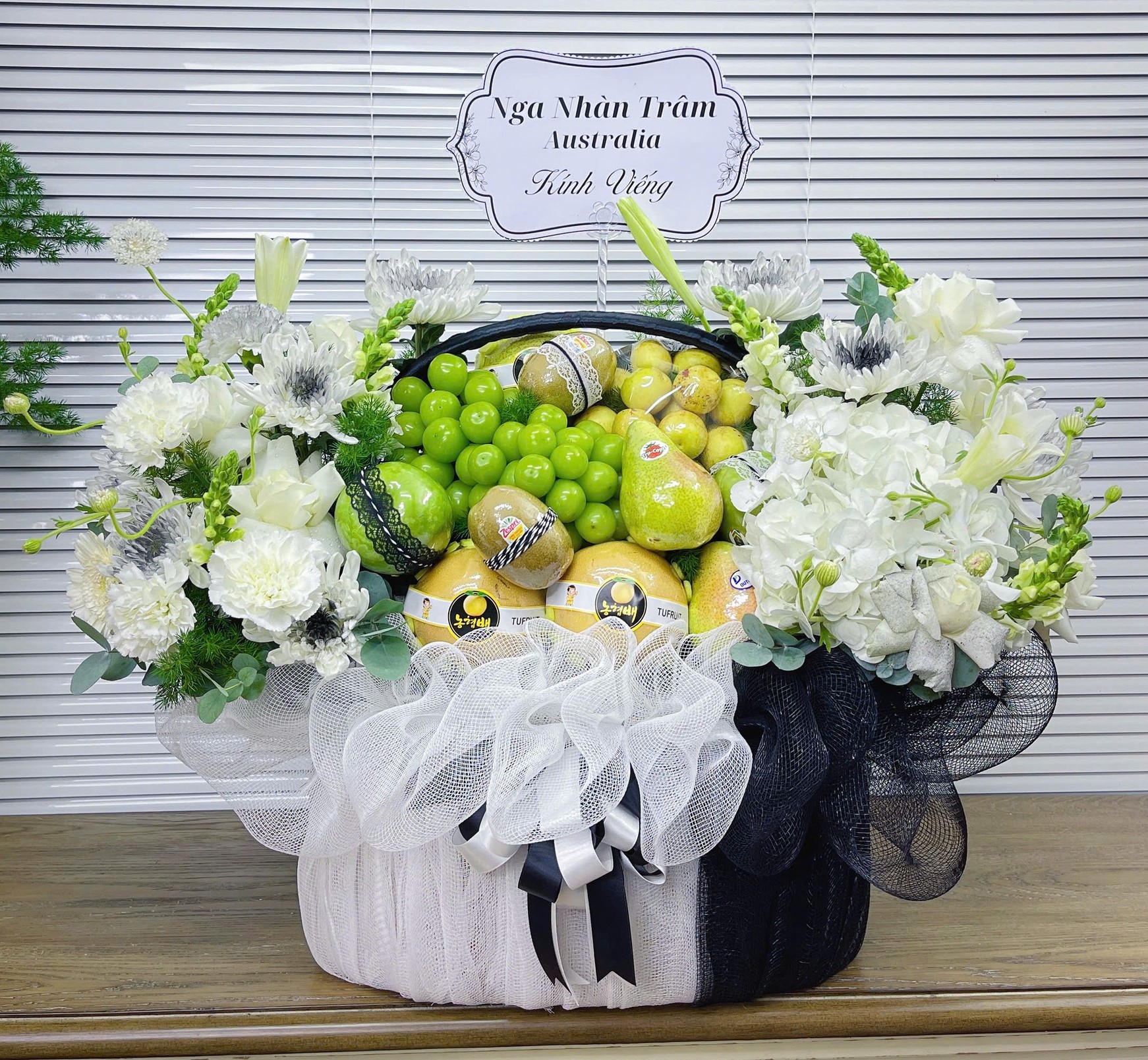 Giỏ Trái Cây Kết Hợp Hoa Tươi Chia Buồn KF427