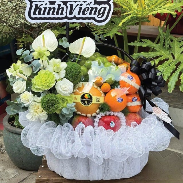 Giỏ Trái Cây Kết Hợp Hoa Tươi Chia Buồn KF441