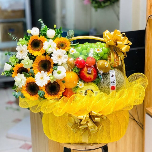 Giỏ Trái Cây Kết Hợp Hoa Tươi Cao Cấp KF520