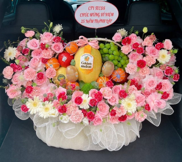 Giỏ Trái Cây Kết Hợp Hoa Tươi Cao Cấp KF526